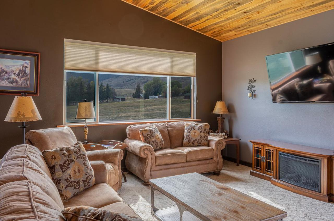 Bison Lodge - Lg Home - 2 Bedrooms - Less Than 5 Miles To Yellowstone North Entrance, Sleeps Up To 8 Gardiner Bagian luar foto