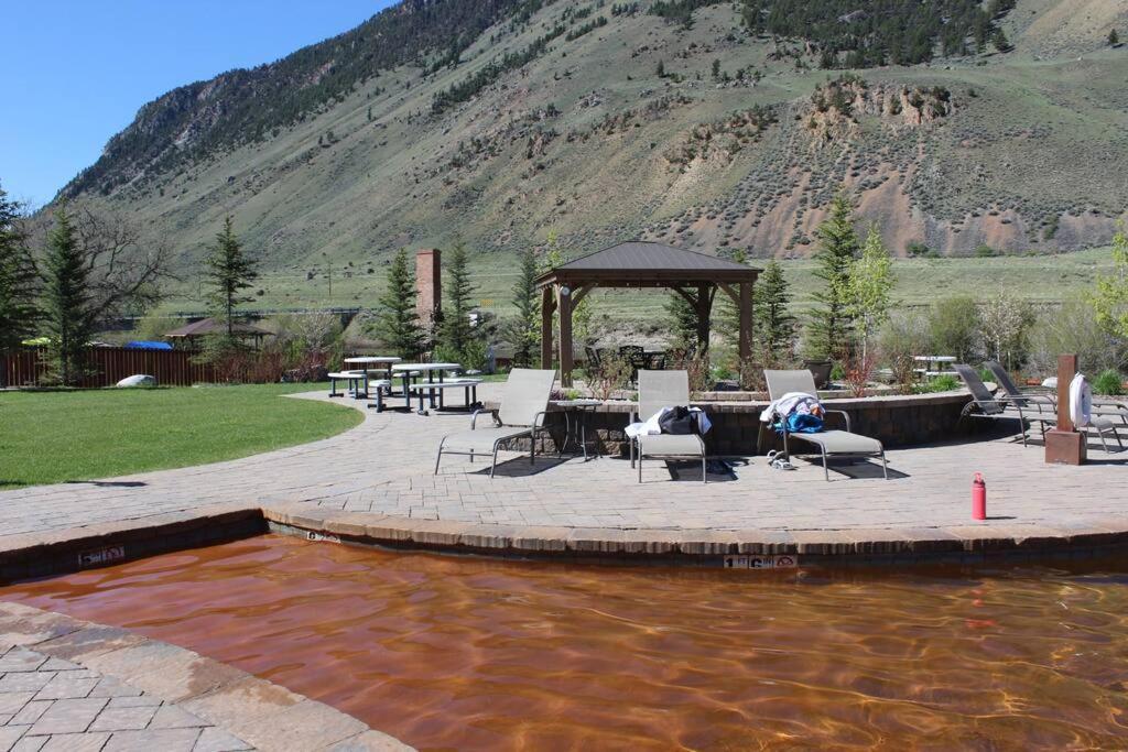 Bison Lodge - Lg Home - 2 Bedrooms - Less Than 5 Miles To Yellowstone North Entrance, Sleeps Up To 8 Gardiner Bagian luar foto