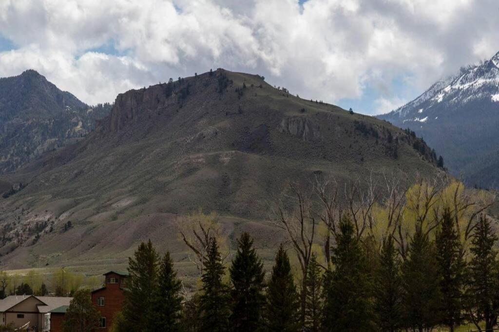 Bison Lodge - Lg Home - 2 Bedrooms - Less Than 5 Miles To Yellowstone North Entrance, Sleeps Up To 8 Gardiner Bagian luar foto