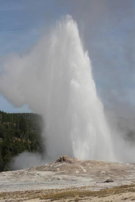 Bison Lodge - Lg Home - 2 Bedrooms - Less Than 5 Miles To Yellowstone North Entrance, Sleeps Up To 8 Gardiner Bagian luar foto