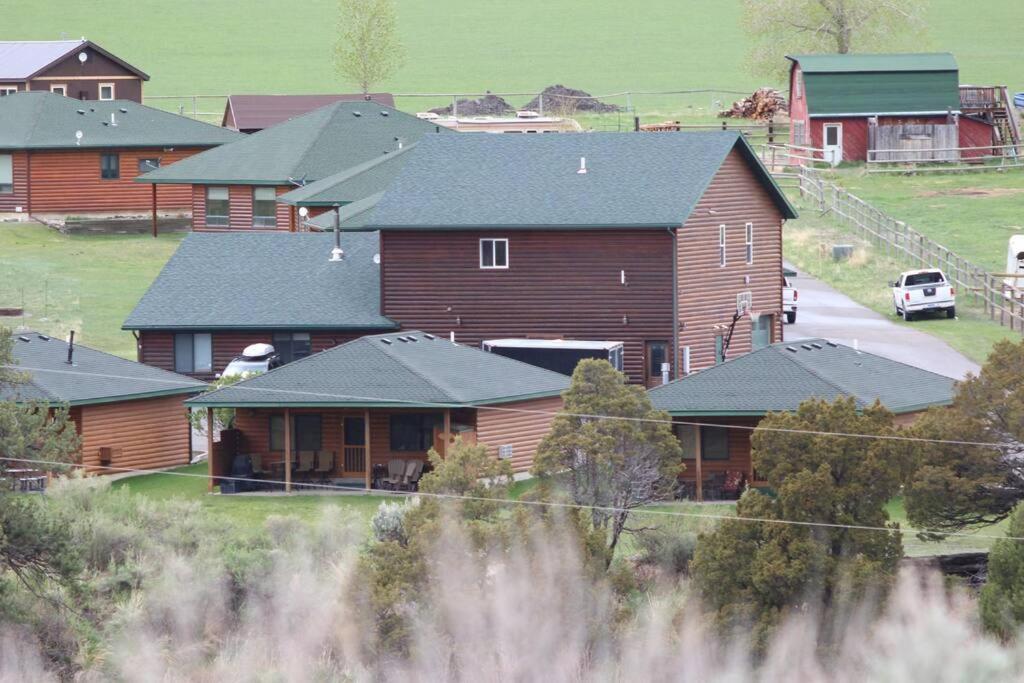 Bison Lodge - Lg Home - 2 Bedrooms - Less Than 5 Miles To Yellowstone North Entrance, Sleeps Up To 8 Gardiner Bagian luar foto