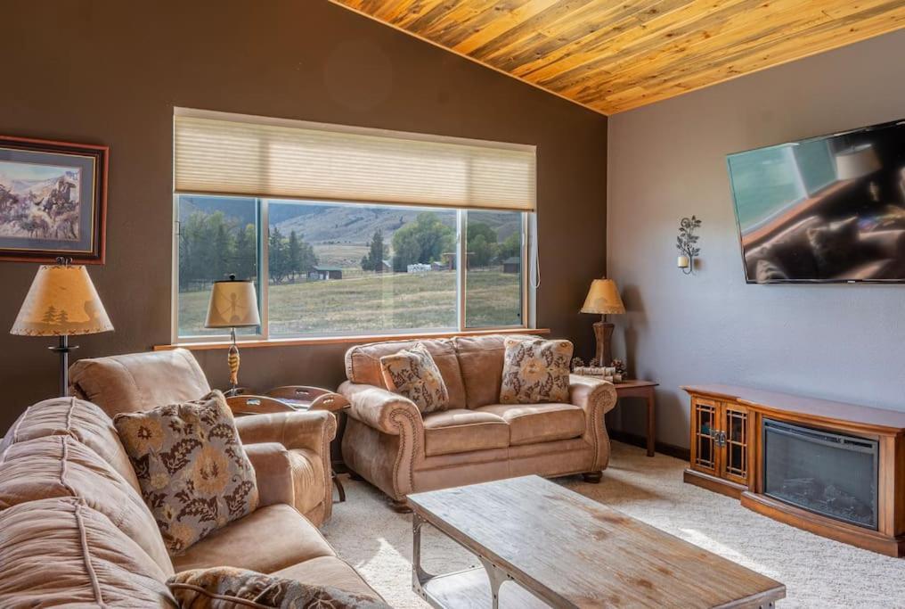 Bison Lodge - Lg Home - 2 Bedrooms - Less Than 5 Miles To Yellowstone North Entrance, Sleeps Up To 8 Gardiner Bagian luar foto