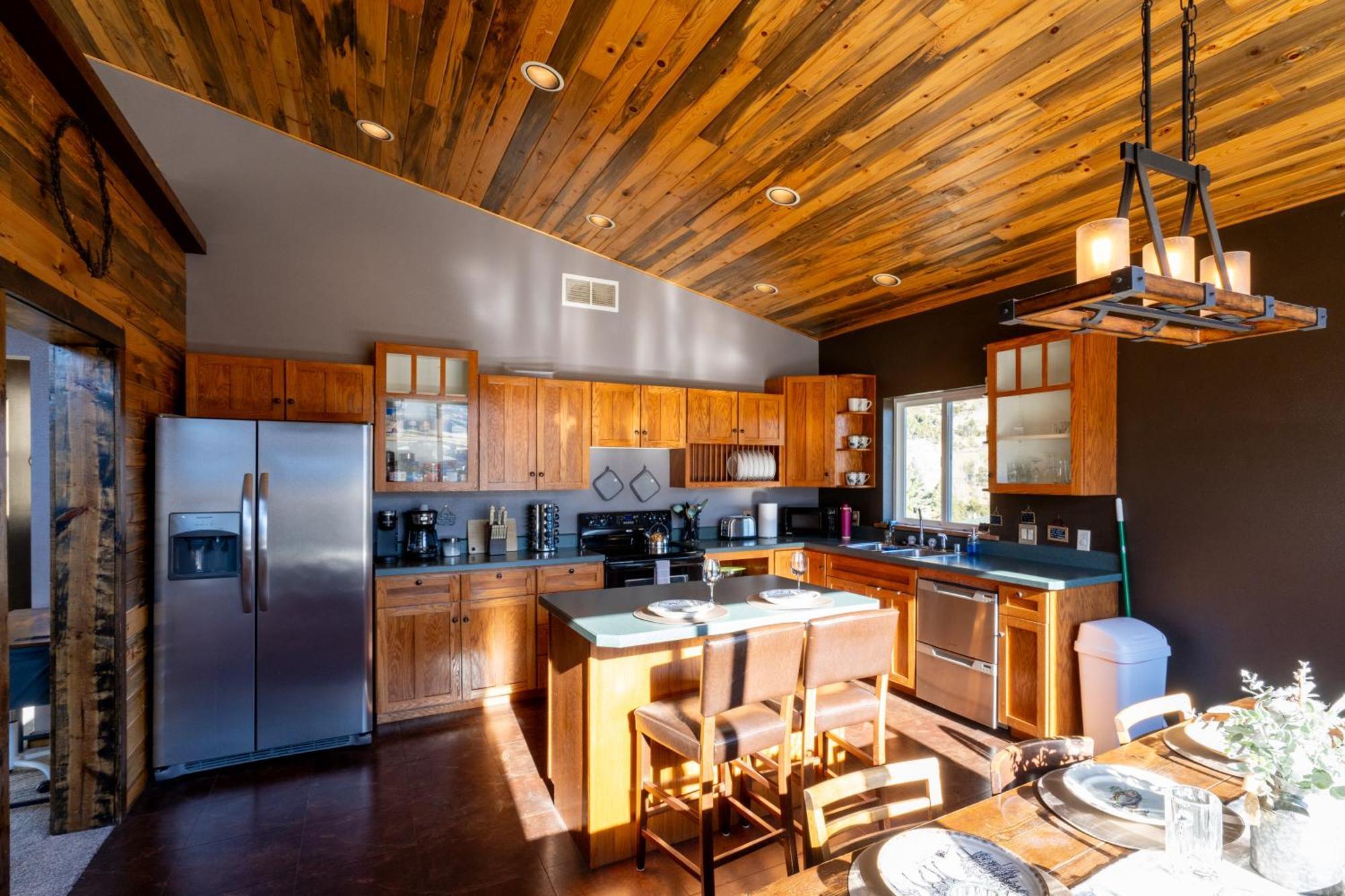 Bison Lodge - Lg Home - 2 Bedrooms - Less Than 5 Miles To Yellowstone North Entrance, Sleeps Up To 8 Gardiner Bagian luar foto