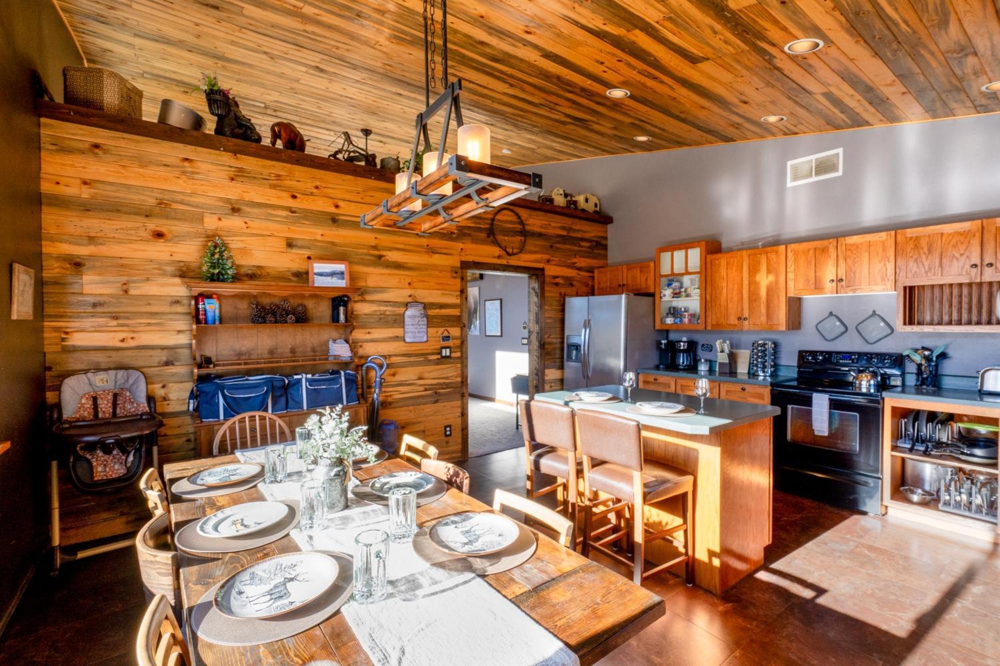 Bison Lodge - Lg Home - 2 Bedrooms - Less Than 5 Miles To Yellowstone North Entrance, Sleeps Up To 8 Gardiner Bagian luar foto