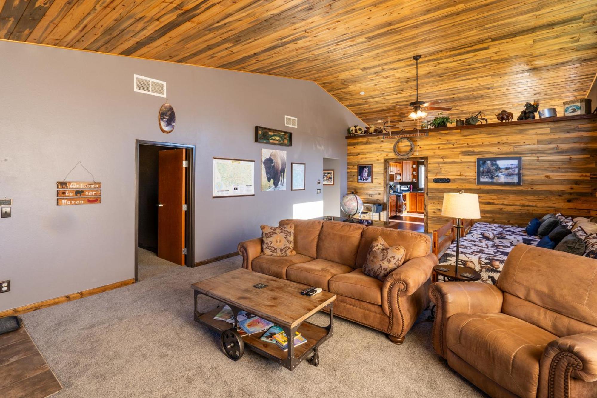 Bison Lodge - Lg Home - 2 Bedrooms - Less Than 5 Miles To Yellowstone North Entrance, Sleeps Up To 8 Gardiner Bagian luar foto