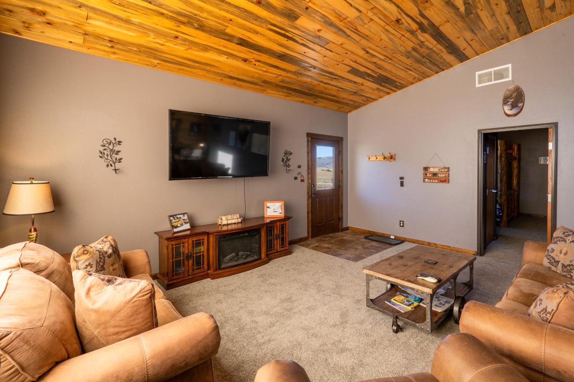Bison Lodge - Lg Home - 2 Bedrooms - Less Than 5 Miles To Yellowstone North Entrance, Sleeps Up To 8 Gardiner Bagian luar foto
