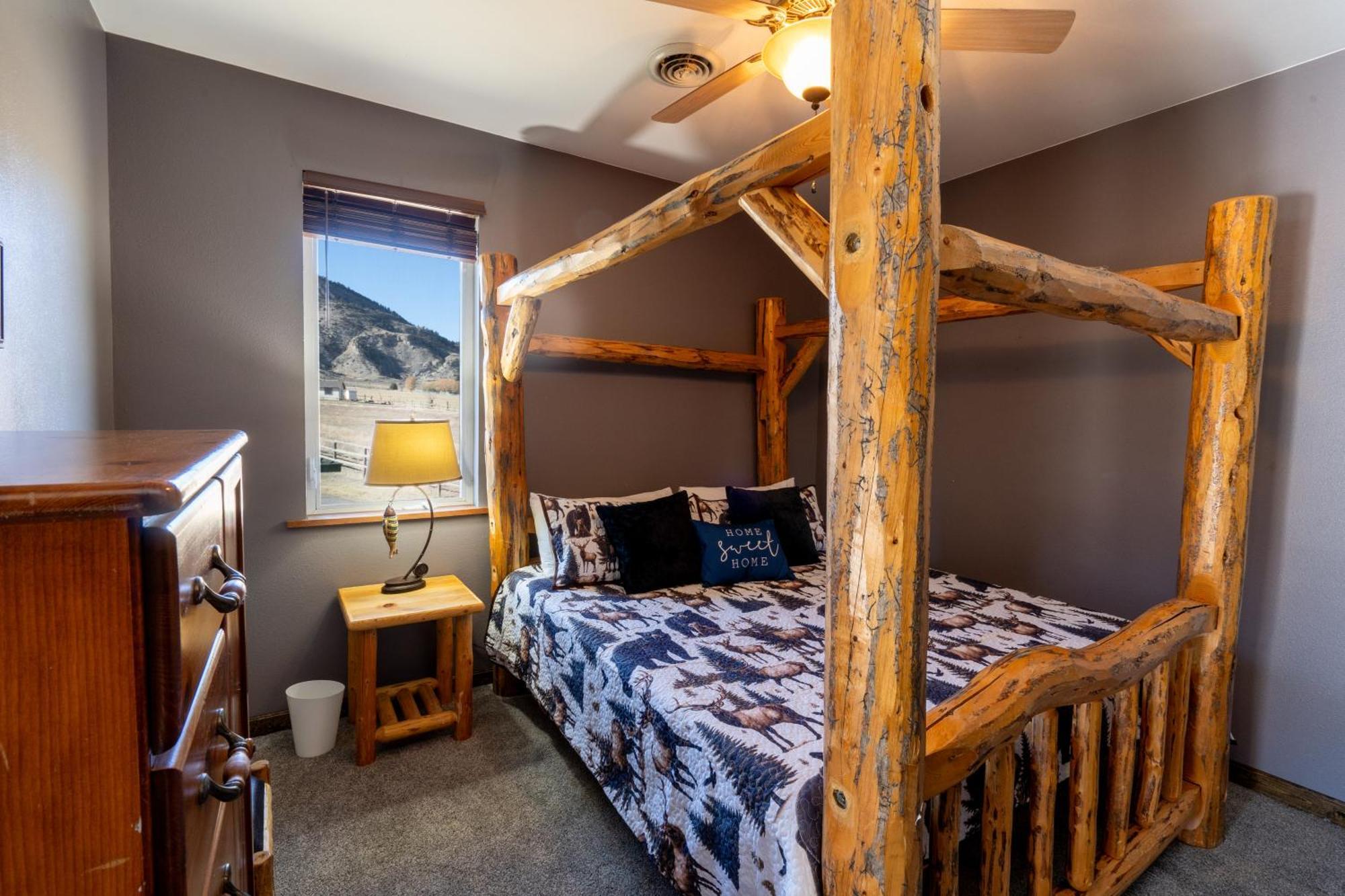 Bison Lodge - Lg Home - 2 Bedrooms - Less Than 5 Miles To Yellowstone North Entrance, Sleeps Up To 8 Gardiner Bagian luar foto