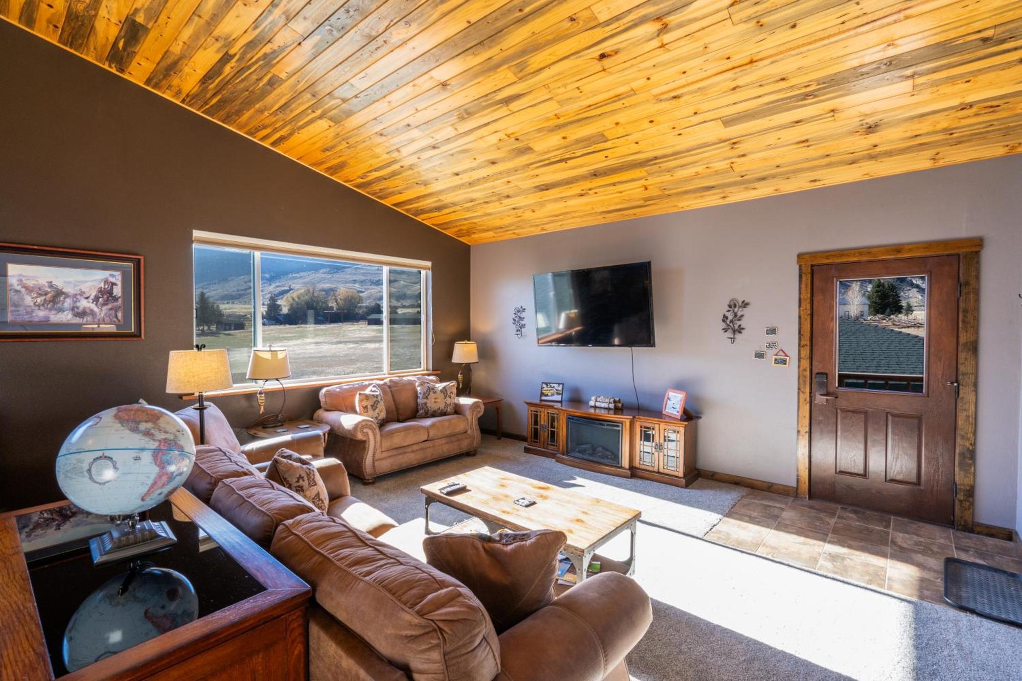 Bison Lodge - Lg Home - 2 Bedrooms - Less Than 5 Miles To Yellowstone North Entrance, Sleeps Up To 8 Gardiner Bagian luar foto