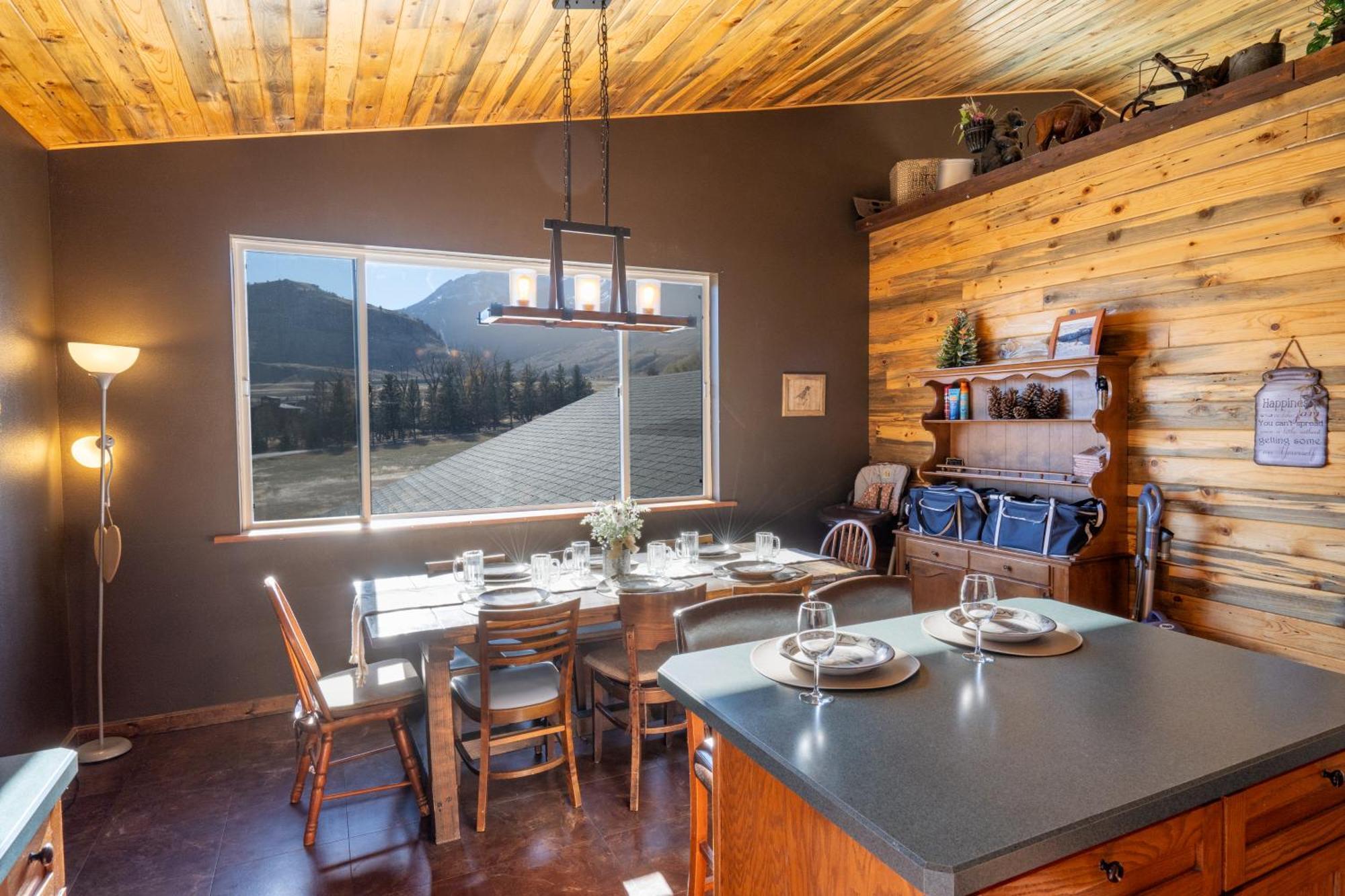Bison Lodge - Lg Home - 2 Bedrooms - Less Than 5 Miles To Yellowstone North Entrance, Sleeps Up To 8 Gardiner Bagian luar foto