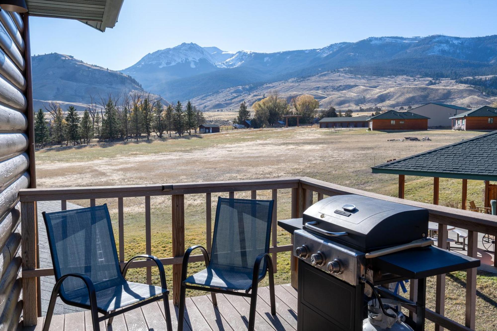 Bison Lodge - Lg Home - 2 Bedrooms - Less Than 5 Miles To Yellowstone North Entrance, Sleeps Up To 8 Gardiner Bagian luar foto