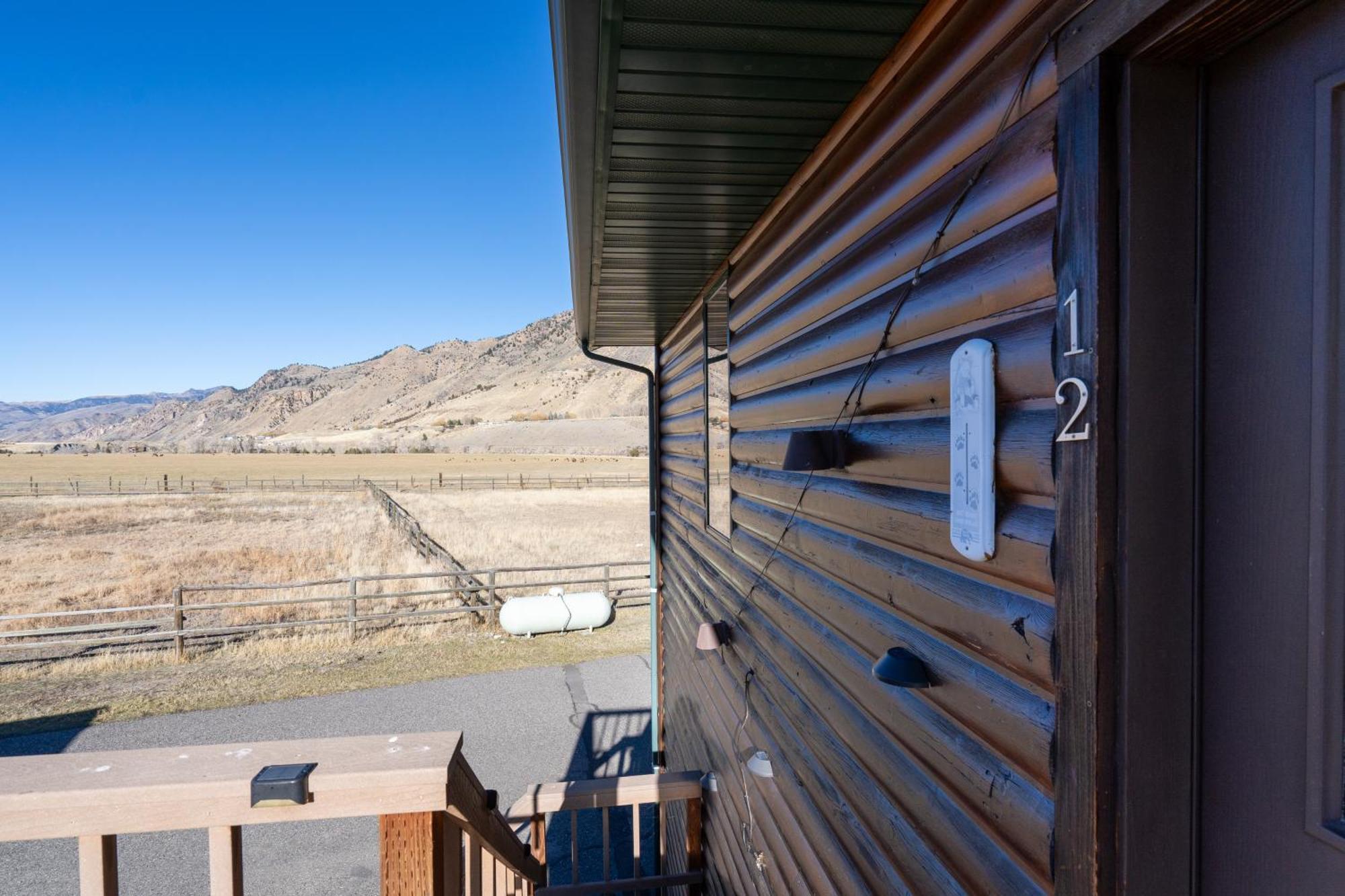 Bison Lodge - Lg Home - 2 Bedrooms - Less Than 5 Miles To Yellowstone North Entrance, Sleeps Up To 8 Gardiner Bagian luar foto
