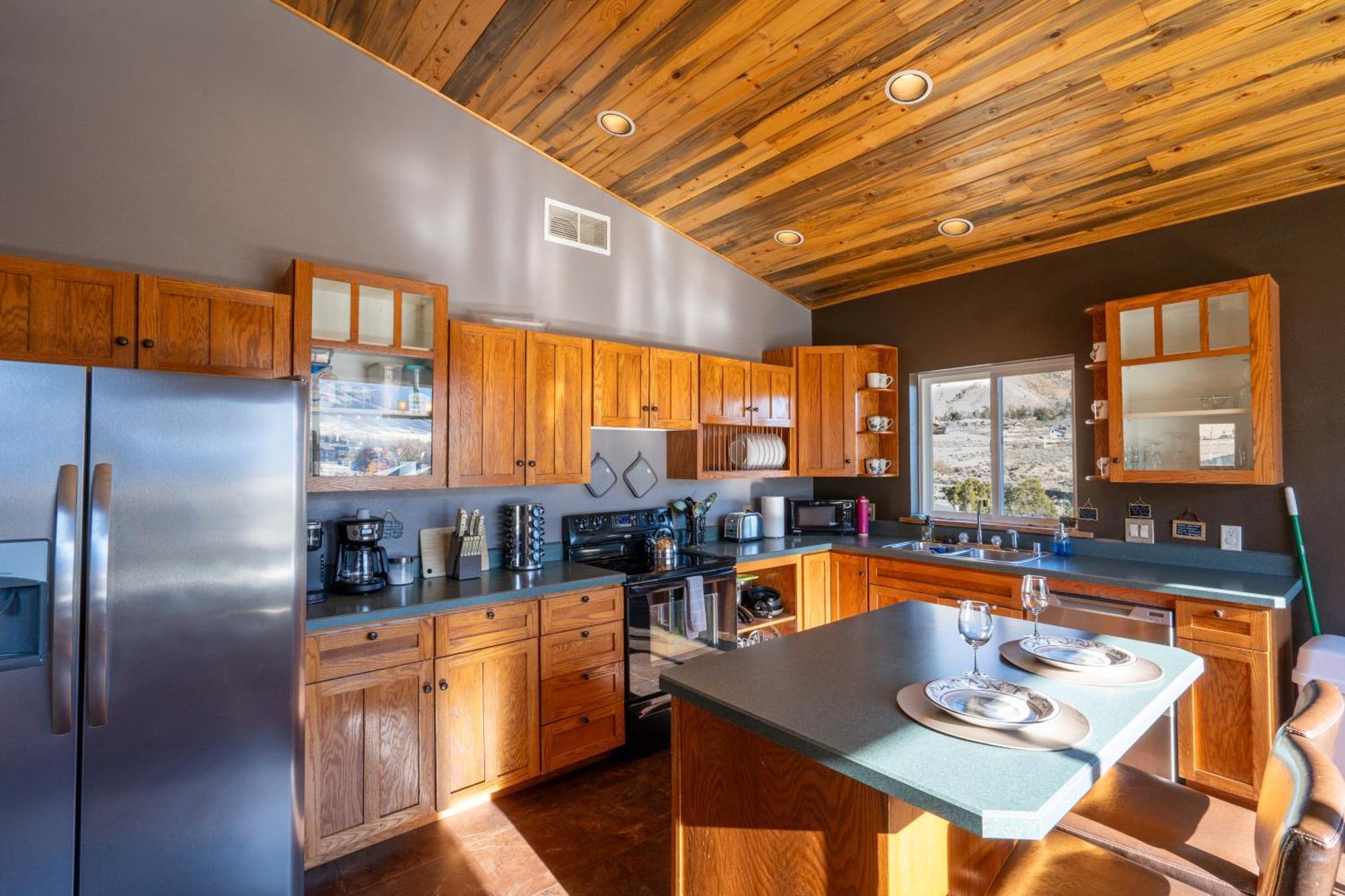 Bison Lodge - Lg Home - 2 Bedrooms - Less Than 5 Miles To Yellowstone North Entrance, Sleeps Up To 8 Gardiner Bagian luar foto