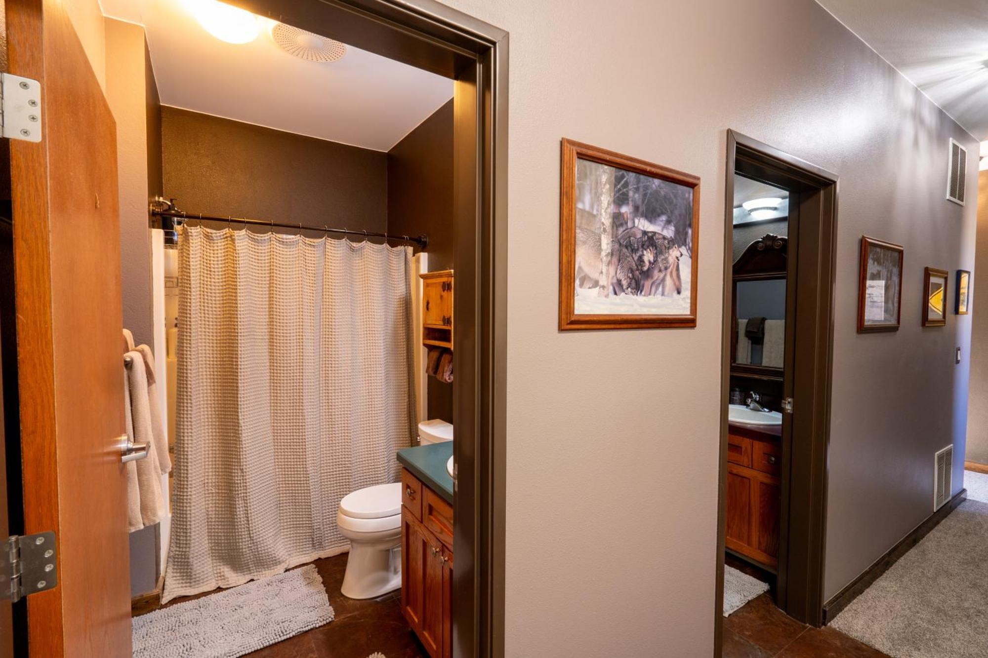 Bison Lodge - Lg Home - 2 Bedrooms - Less Than 5 Miles To Yellowstone North Entrance, Sleeps Up To 8 Gardiner Bagian luar foto