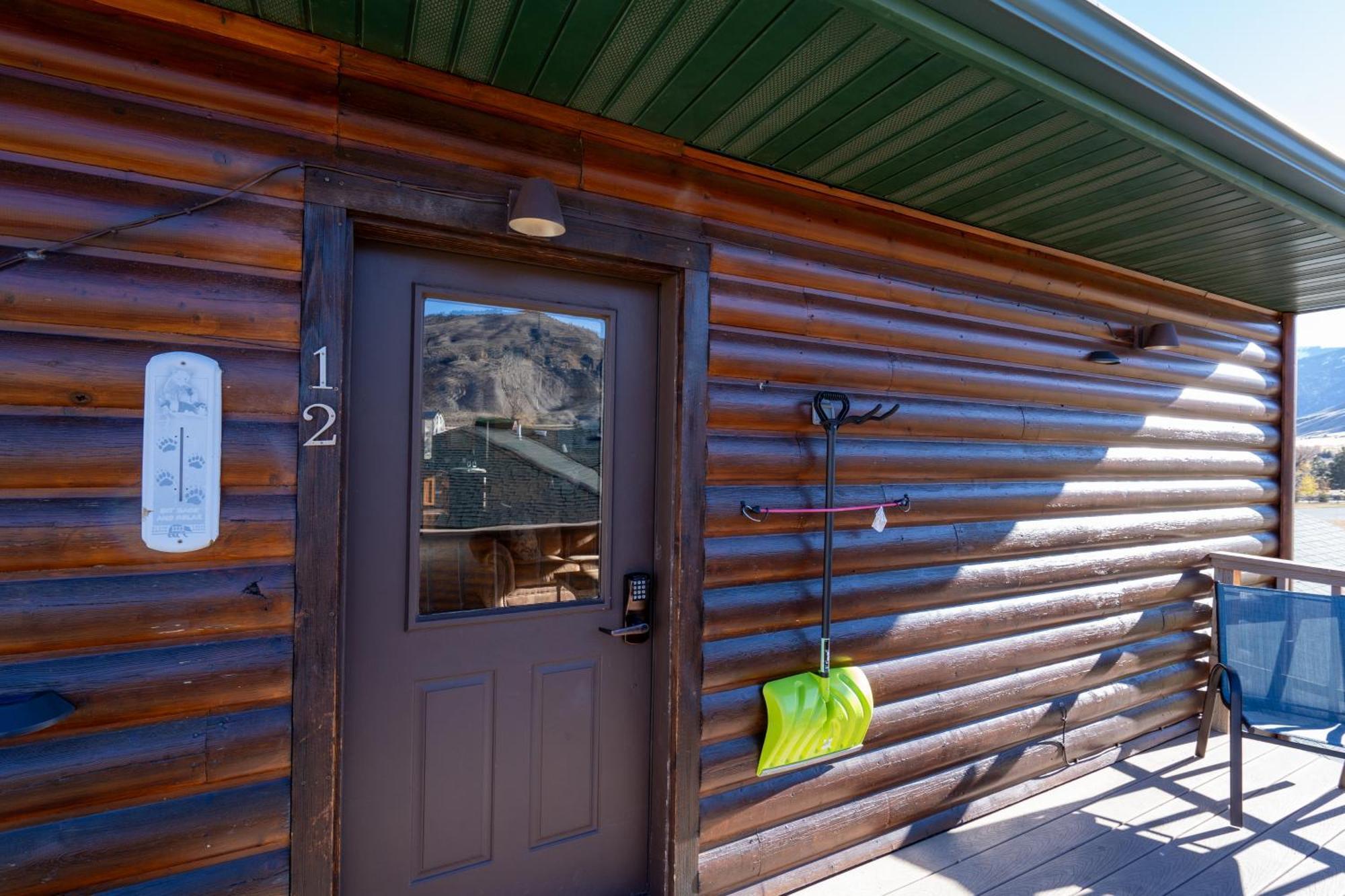 Bison Lodge - Lg Home - 2 Bedrooms - Less Than 5 Miles To Yellowstone North Entrance, Sleeps Up To 8 Gardiner Bagian luar foto