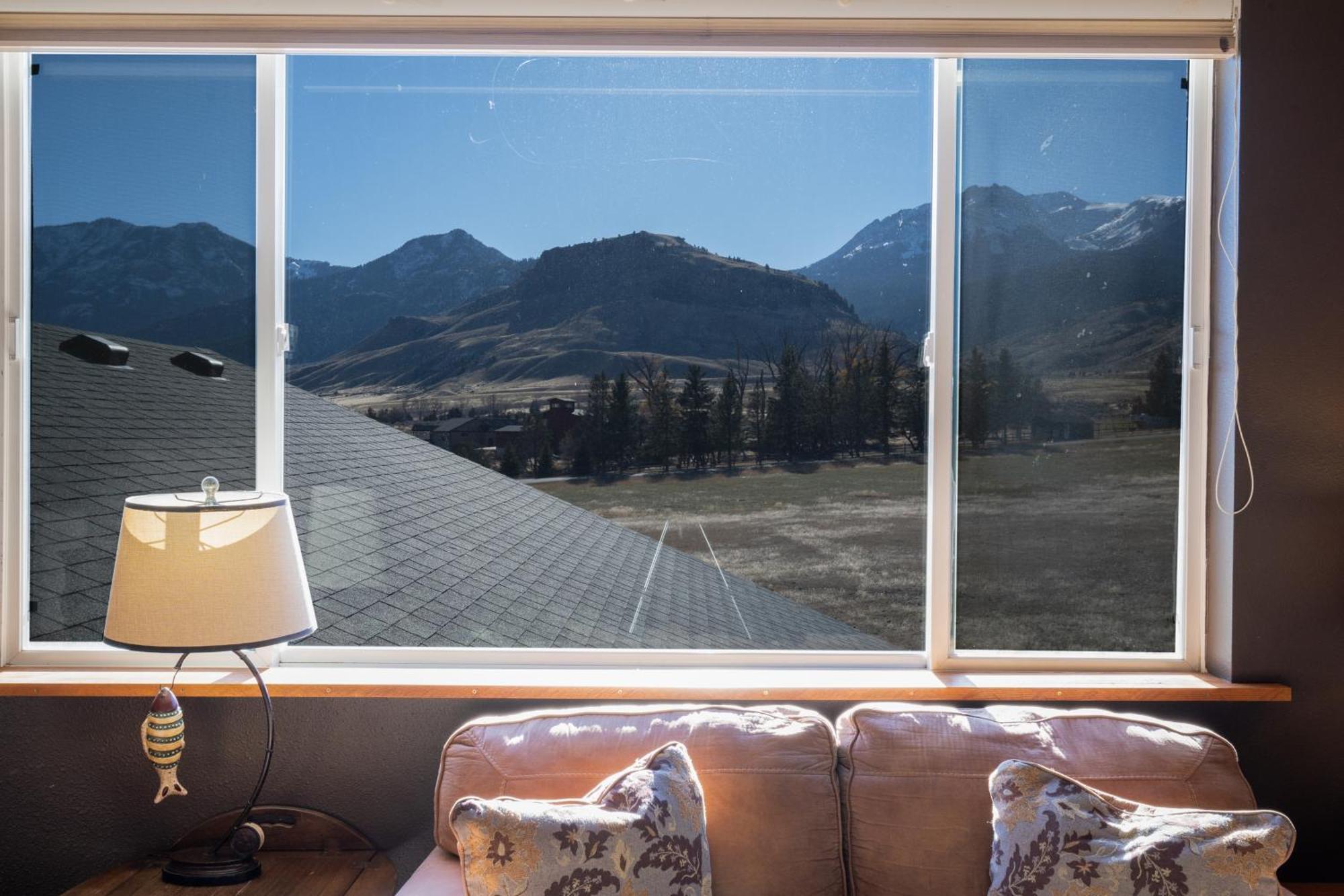 Bison Lodge - Lg Home - 2 Bedrooms - Less Than 5 Miles To Yellowstone North Entrance, Sleeps Up To 8 Gardiner Bagian luar foto
