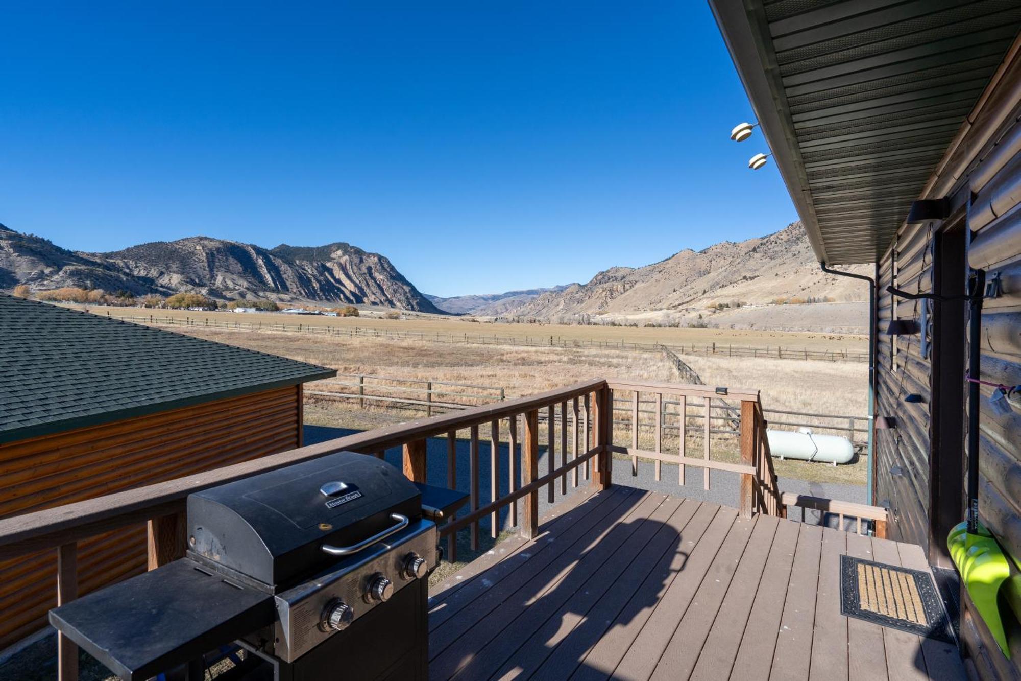 Bison Lodge - Lg Home - 2 Bedrooms - Less Than 5 Miles To Yellowstone North Entrance, Sleeps Up To 8 Gardiner Bagian luar foto