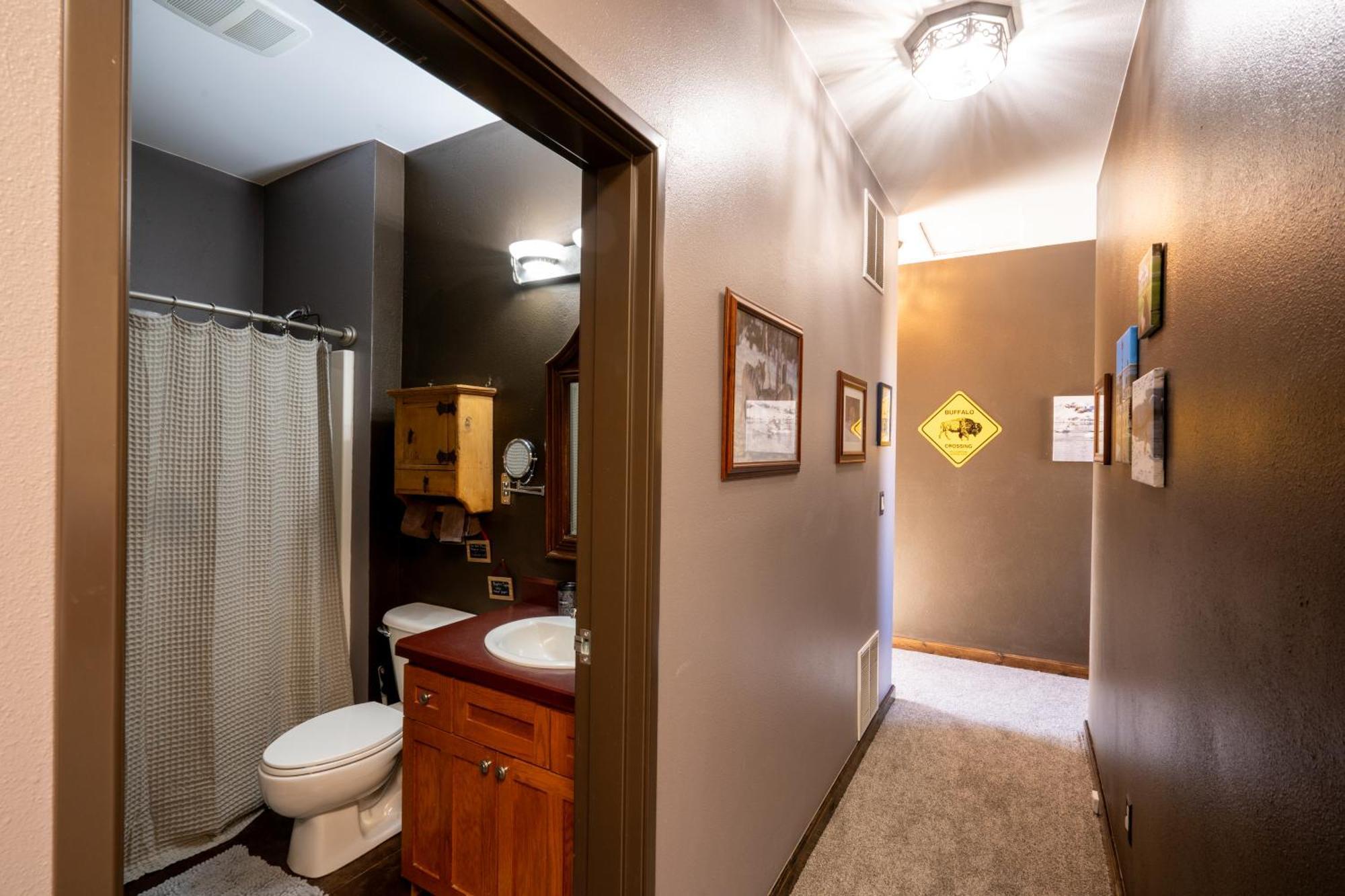 Bison Lodge - Lg Home - 2 Bedrooms - Less Than 5 Miles To Yellowstone North Entrance, Sleeps Up To 8 Gardiner Bagian luar foto