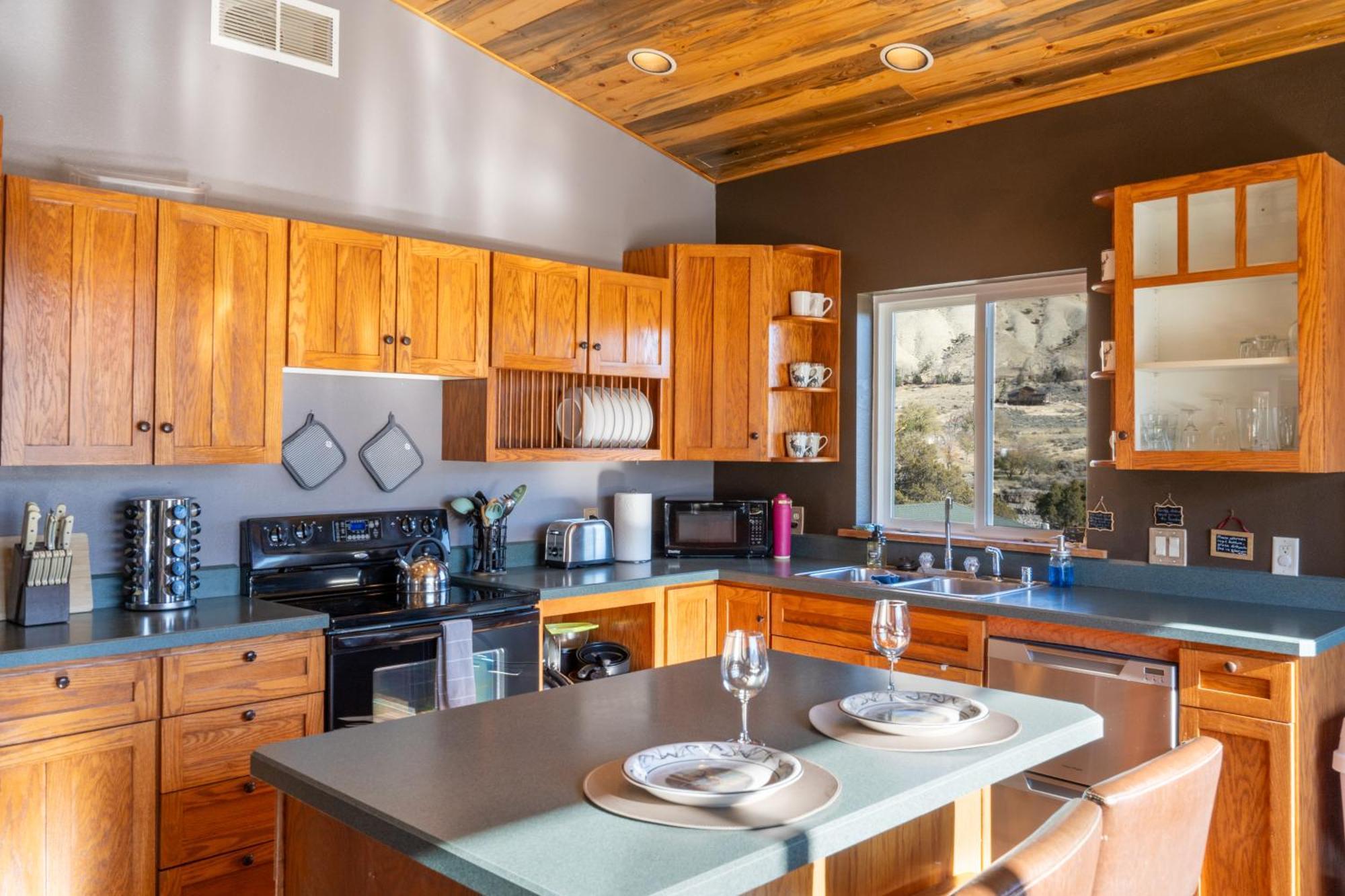 Bison Lodge - Lg Home - 2 Bedrooms - Less Than 5 Miles To Yellowstone North Entrance, Sleeps Up To 8 Gardiner Bagian luar foto