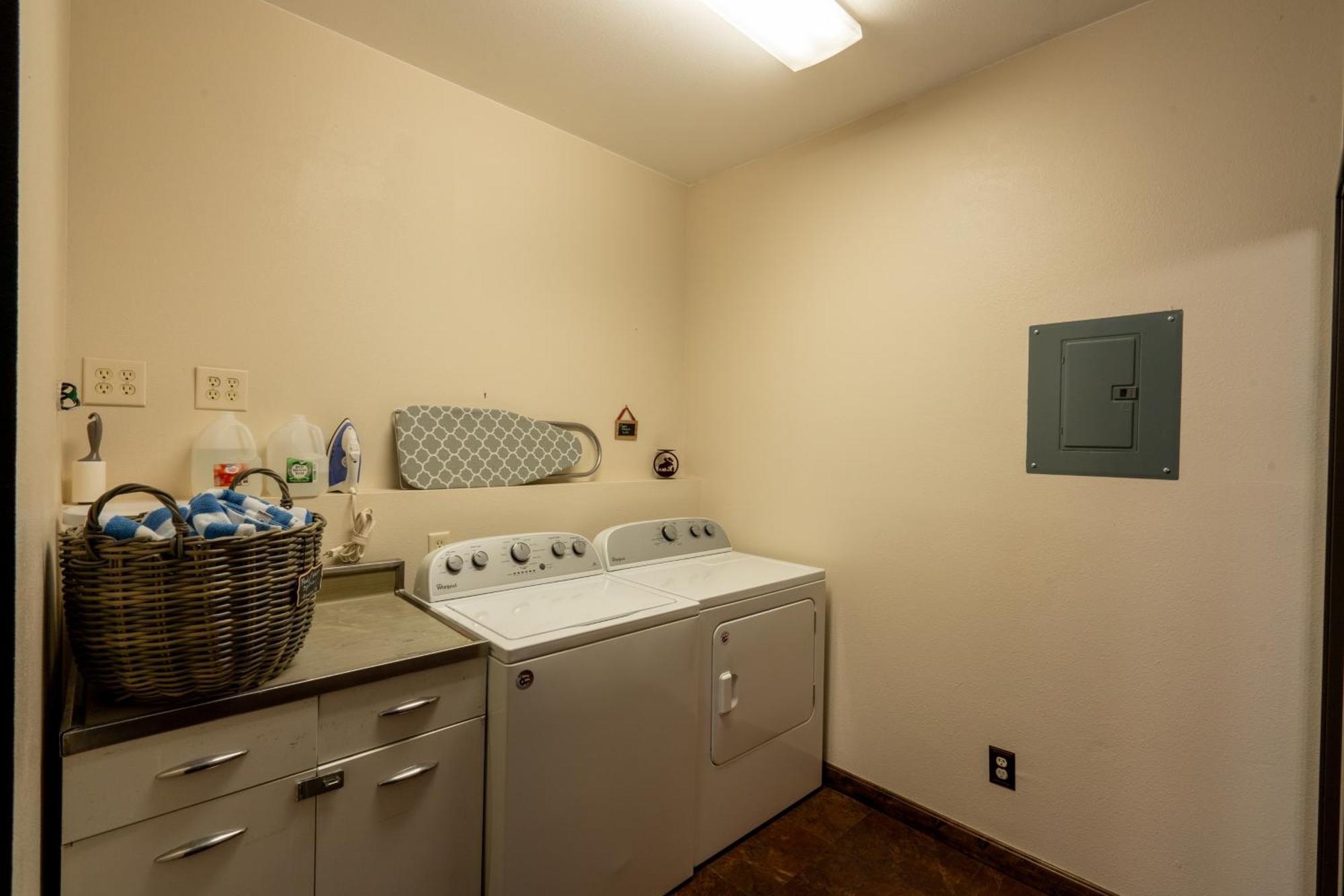 Bison Lodge - Lg Home - 2 Bedrooms - Less Than 5 Miles To Yellowstone North Entrance, Sleeps Up To 8 Gardiner Bagian luar foto