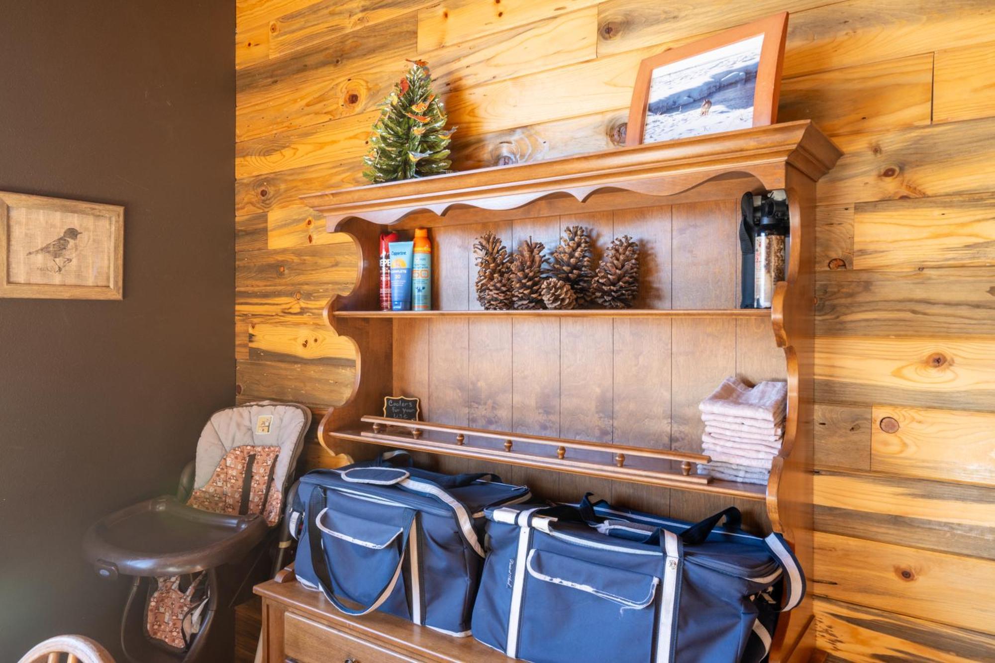 Bison Lodge - Lg Home - 2 Bedrooms - Less Than 5 Miles To Yellowstone North Entrance, Sleeps Up To 8 Gardiner Bagian luar foto