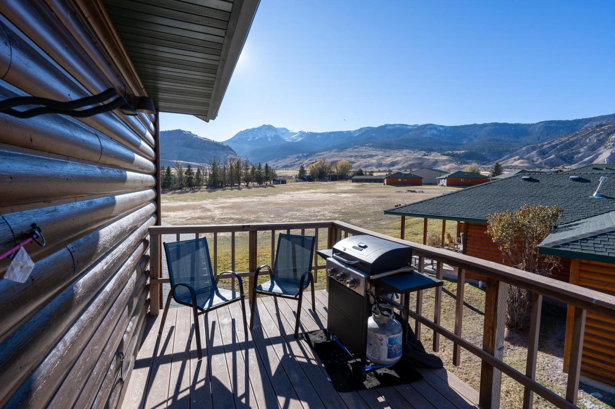 Bison Lodge - Lg Home - 2 Bedrooms - Less Than 5 Miles To Yellowstone North Entrance, Sleeps Up To 8 Gardiner Bagian luar foto